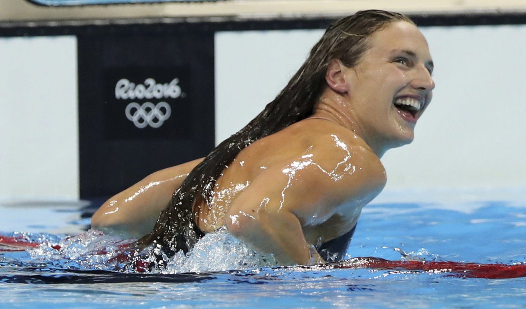 Katinka Hosszúová zlepšila o víc než dvě vteřiny světový rekord v polohovém závodě na 400 metrů a vybojovala své první olympijské zlato.