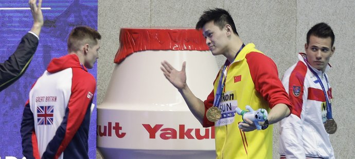 Britský plavec Duncan Scott odmítá podat ruku čínském vítězi Sun Jangovi na MS 2019