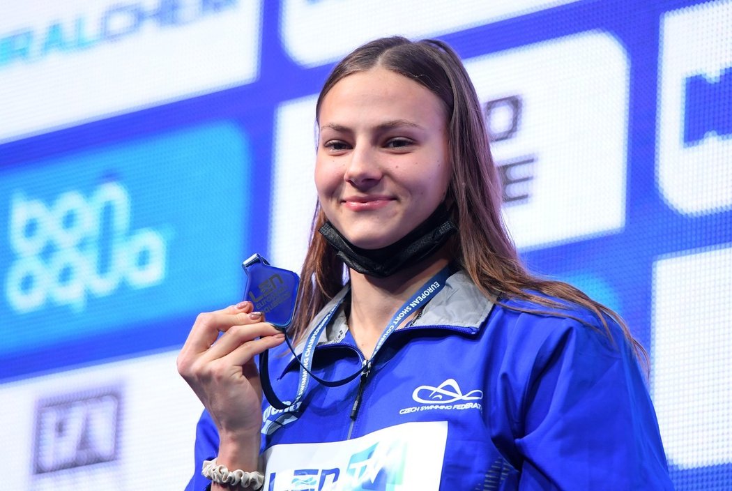 Barbora Seemanová se svou stříbrnou medailí z ME v krátkém bazénu v Rusku