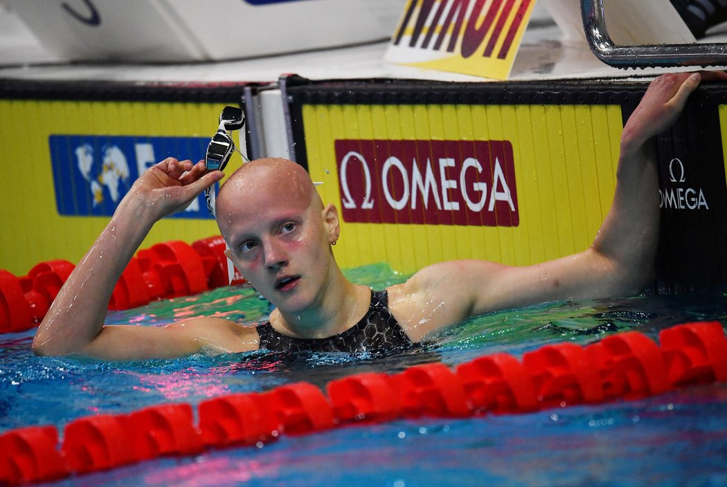 Americká plavkyně Leah Hayesová trpí alopecií