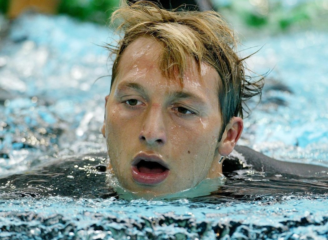 Ian Thorpe v plaveckém bazénu v roce 2002. I tehdy bojoval s těžkými depresemi