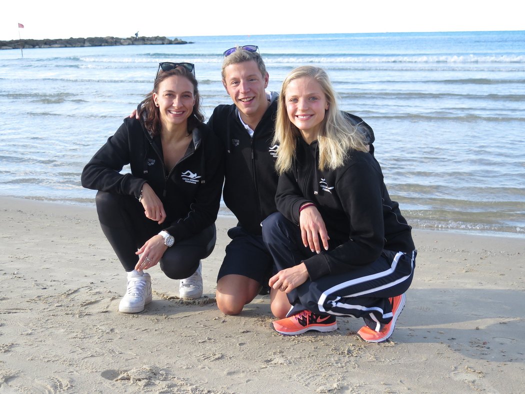 Na břehu Středozemního moře se Simona Baumrtová (vpravo), Jan Micka a Barbora Závadová na ME v Netanji odrazili do olympijské sezony