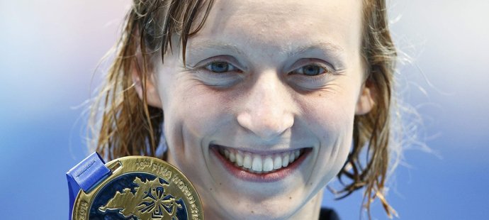 Američank Katie Ledecky se chlubí na MS v Kazani už svou třetí zlatou medailí