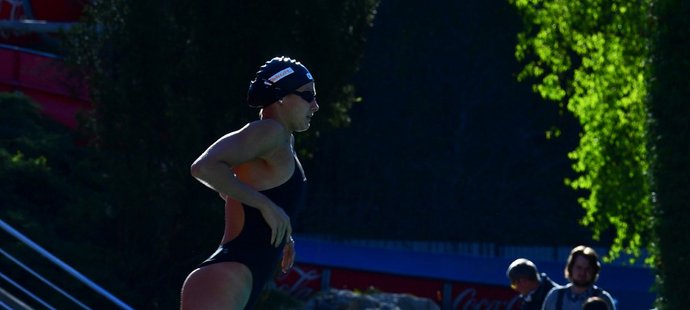 Barbora Seemanová se vrhá do bazénu v Podolí, který se otevřel reprezentačním plavcům