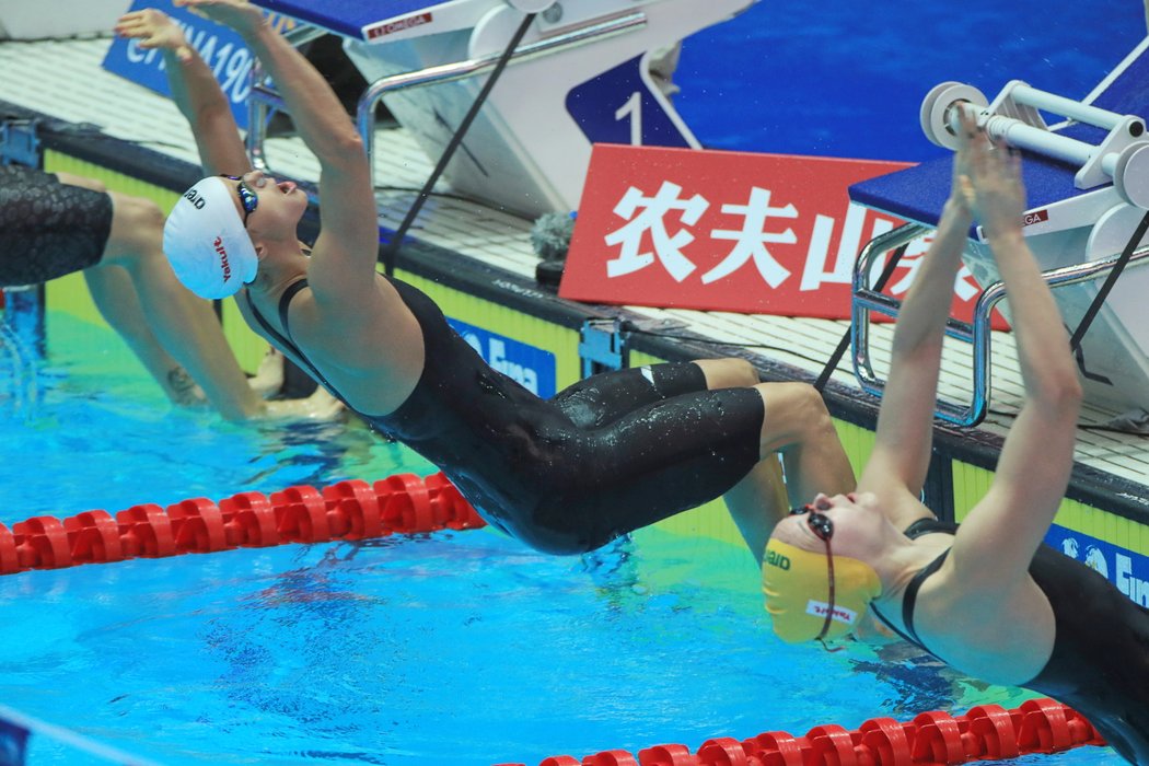 Simona Kubová postoupila na mistrovství světa do semifinále závodu na 100 metrů znak a má šanci na zopakování finálové účasti z předloňského šampionátu v Budapešti.