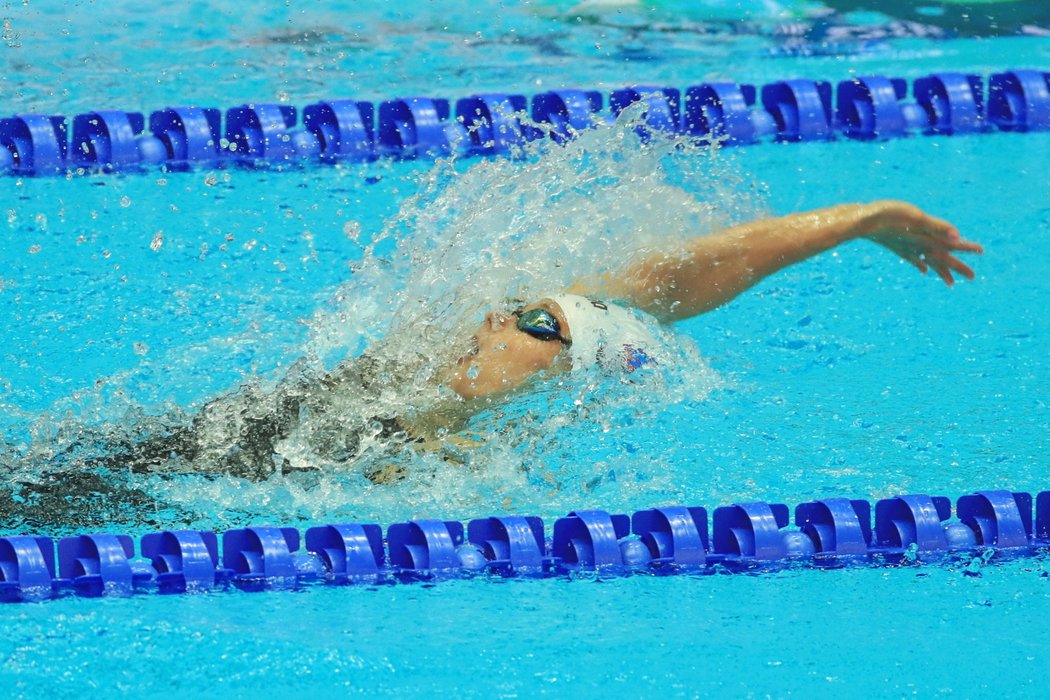 Simona Kubová postoupila na mistrovství světa do semifinále závodu na 100 metrů znak a má šanci na zopakování finálové účasti z předloňského šampionátu v Budapešti.