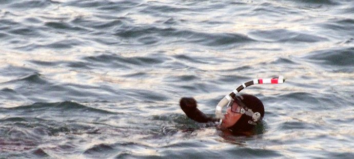 Philllipe Croizon plave s ploutvemi připevněnými na amputovaných nohou