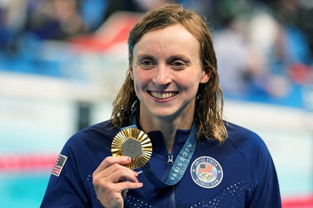 Katie Ledecká pózuje se zlatou olympijskou medialí z LOH v Paříži 2024 Katie Ledecká pózuje se zlatou olympijskou medialí z LOH v Paříži 2024
