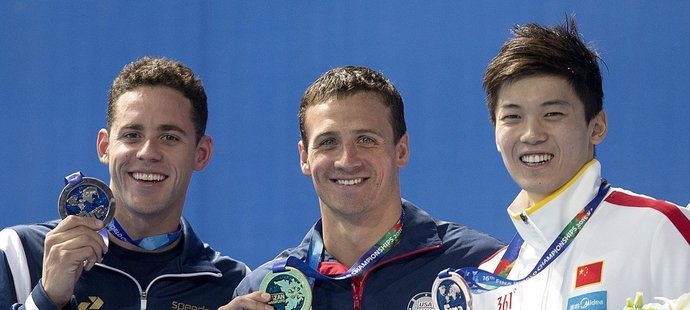 Americký plavec Ryan Lochte (uprostřed) získal šestnáctý titul mistra světa