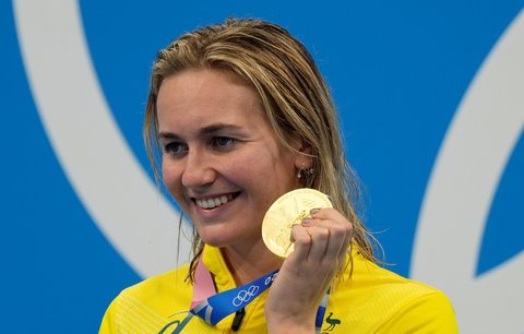 Australská plavkyně Ariarne Titmusová pózuje se zlatou medailí z dvoustovky na Letních olympijských hrách 2021