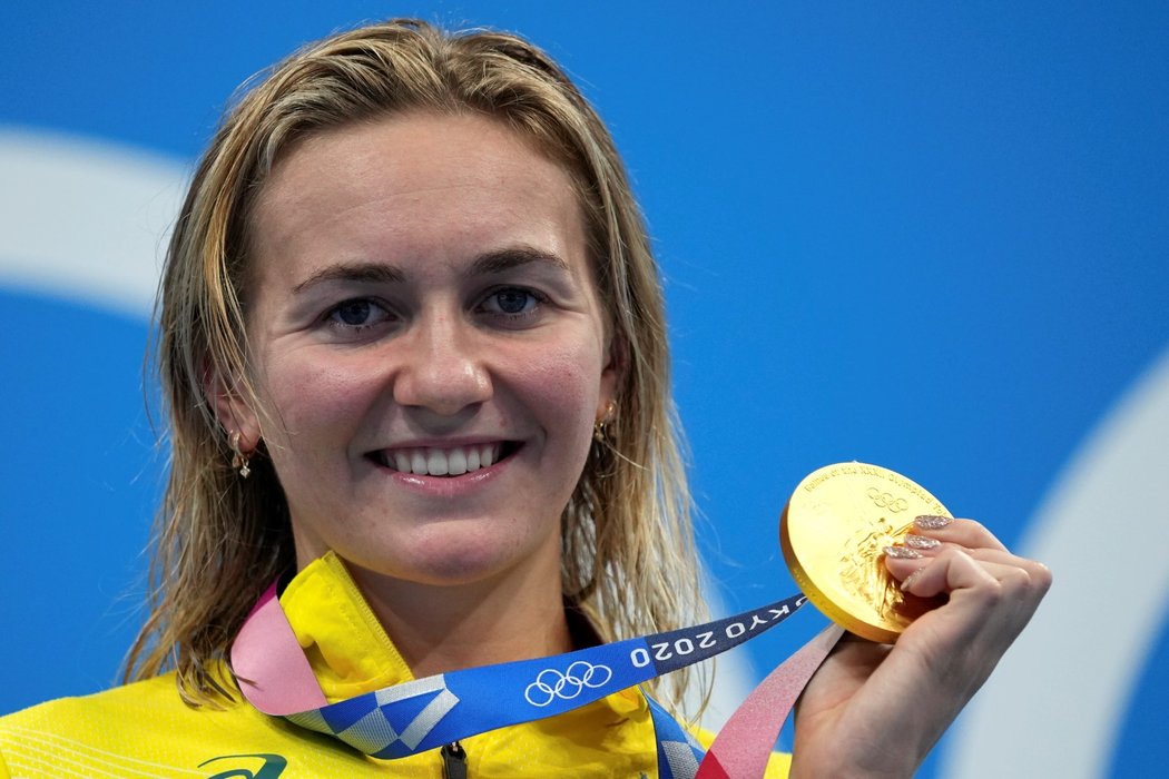 Australská plavkyně Ariarne Titmusová pózuje se zlatou medailí z dvoustovky na Letních olympijských hrách 2021
