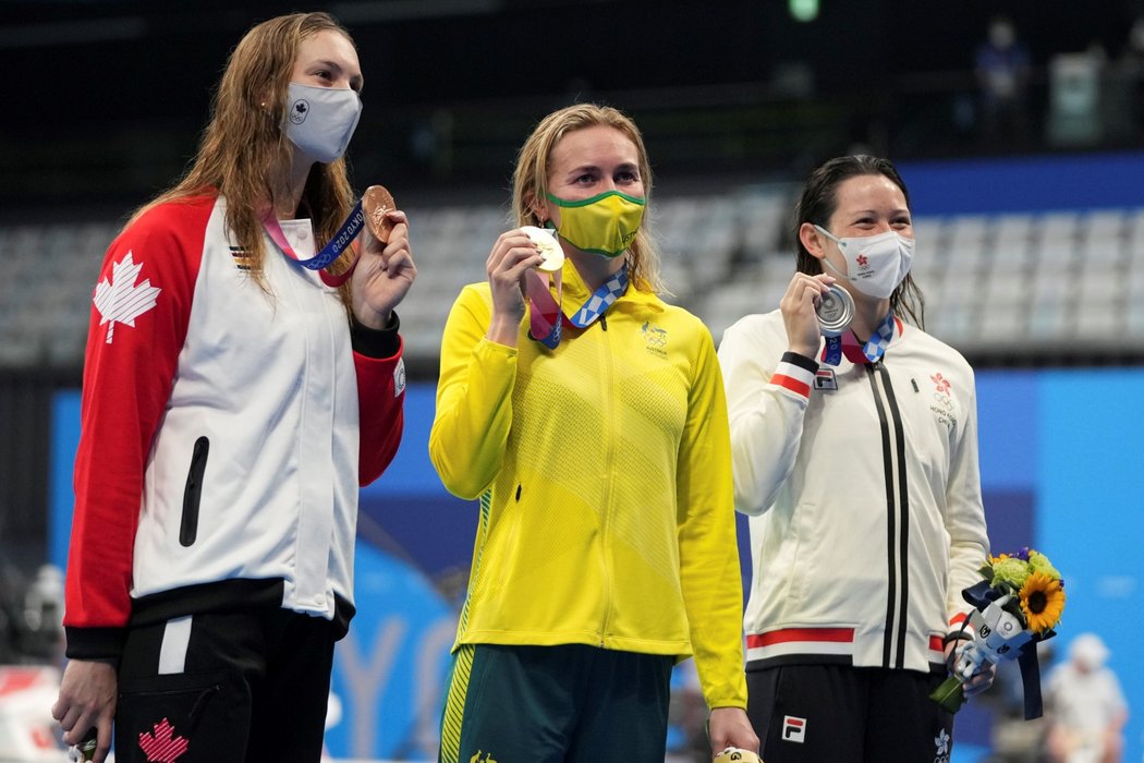 Australská plavkyně Ariarne Titmusová pózuje se zlatou medailí z dvoustovky na Letních olympijských hrách 2021. Vlevo pak stříbrná Siobhan Bernadetteová, vpravo bronzová Penny Oleksiaková