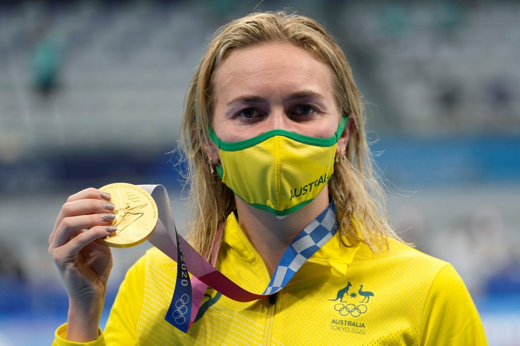 Australská plavkyně Ariarne Titmusová pózuje se zlatou medailí z dvoustovky na Letních olympijských hrách 2021