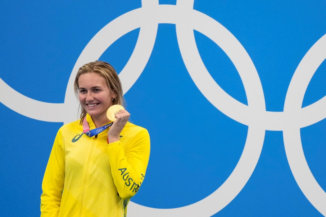 Australská plavkyně Ariarne Titmusová pózuje se zlatou medailí z dvoustovky na Letních olympijských hrách 2021