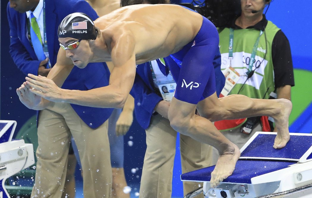 Americký plavec Michael Phelps ve štafetovém závodě na olympiádě v Riu