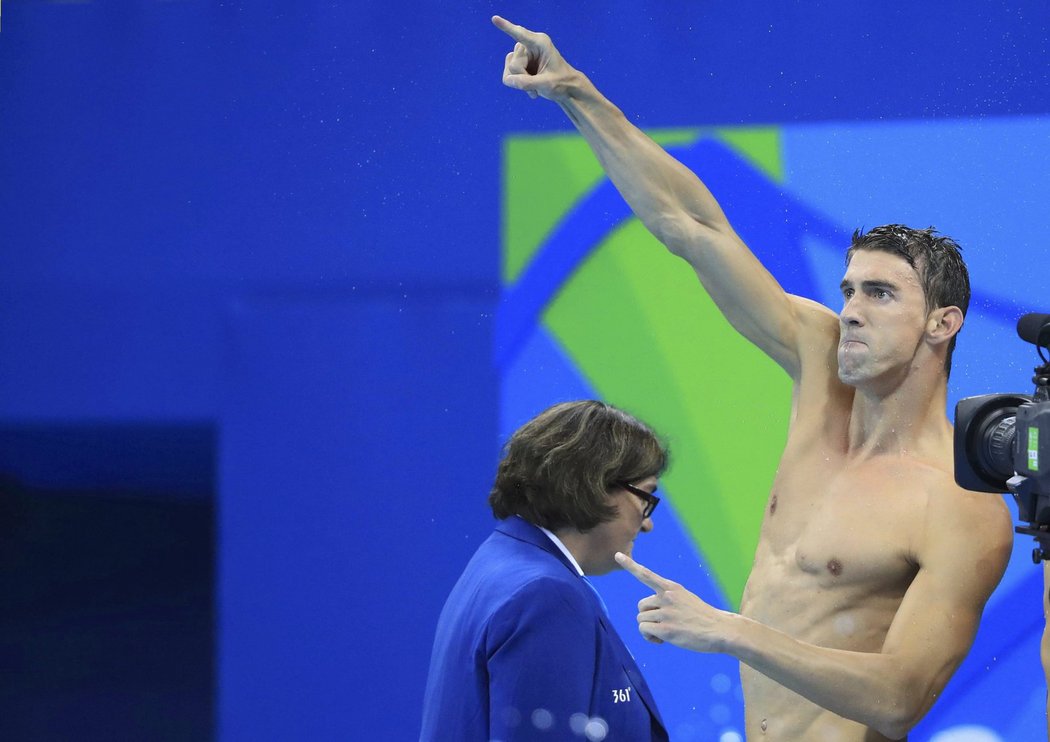 Fenomenální plavec Michael Phelps se raduje z další zlaté olympijské medaile