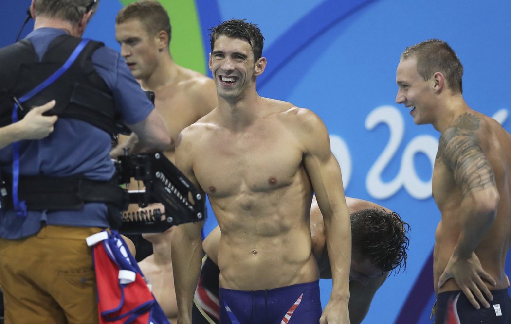 Americký plavec Michael Phelps to dokázal, štafetě pomohl ke zlaté medaili
