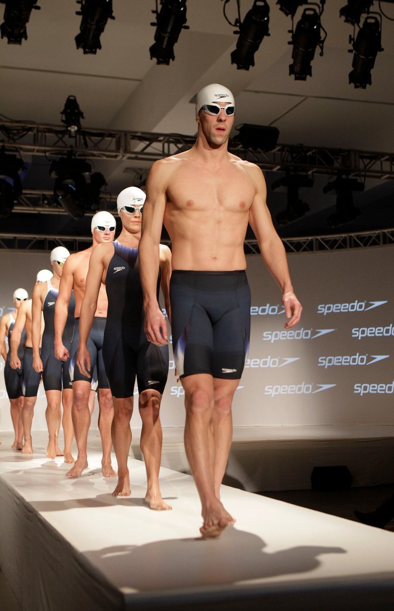 Michael Phelps předvádí nové plavky Fastskin 3