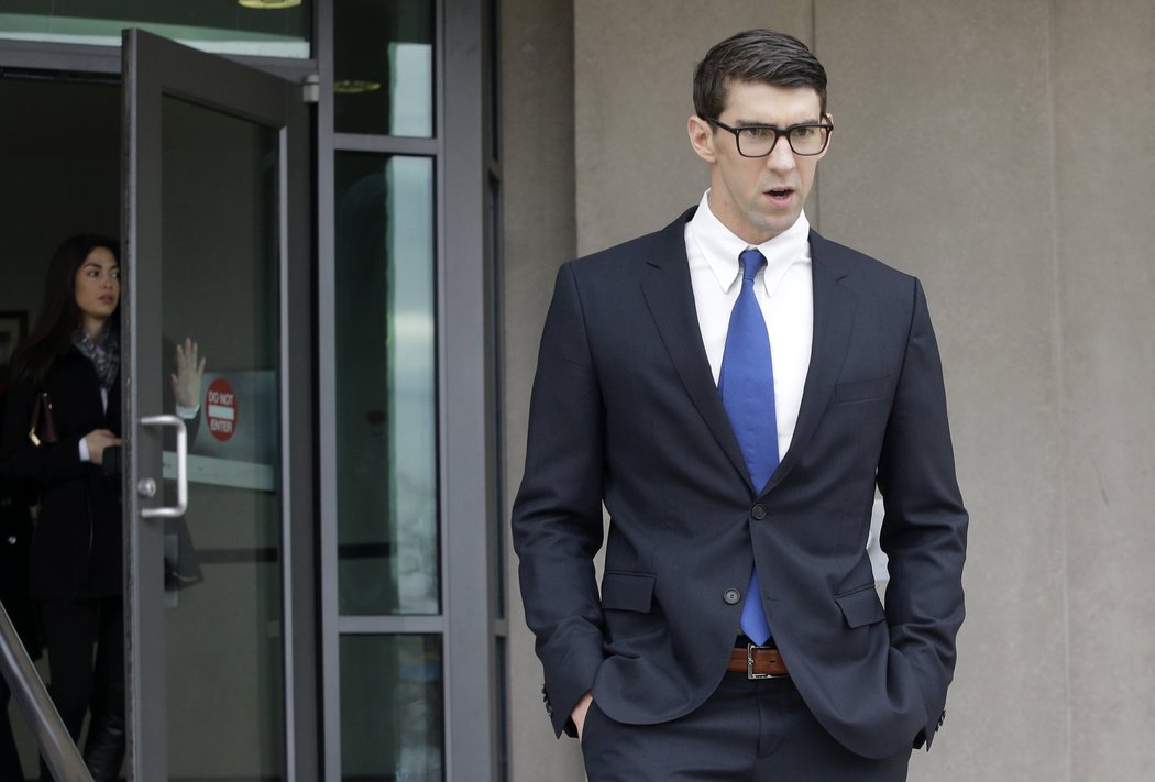 Michael Phelps odchází od soudu, který mu za řízení pod vlivem alkoholu uložil podmínku