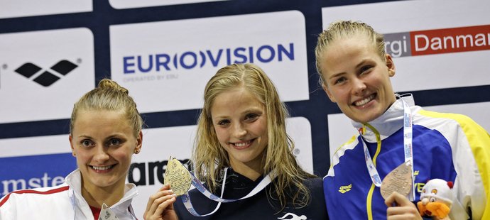 Plavkyně Simona Baumrtová je mistryní Evropy. Na šampionátu v krátkém bazénu v dánském Herningu dnes vyhrála finále závodu na 50 metrů znak v novém českém rekordu 26,26 sekundy. Ze zlaté medaile měla ohromnou radost