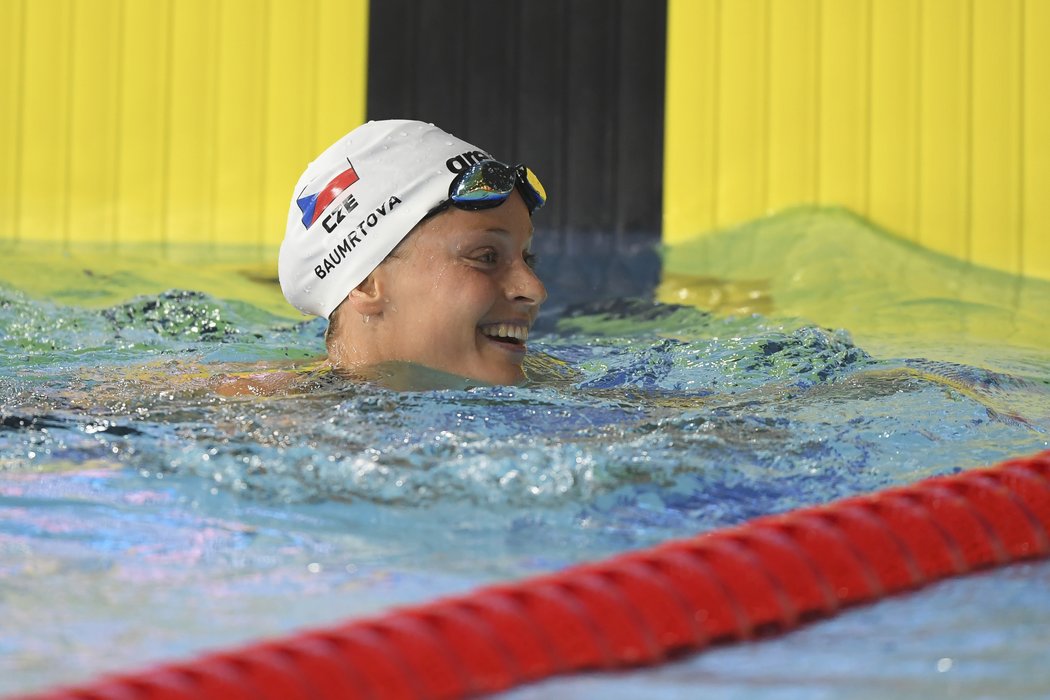 Simona Baumrtová se raduje po postupu do semifinále ME na znakařské padesátce na ME v plavání v Glasgow