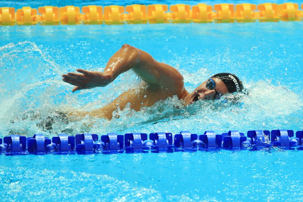 Jan Micka během závodu na 1500 m volným způsobem