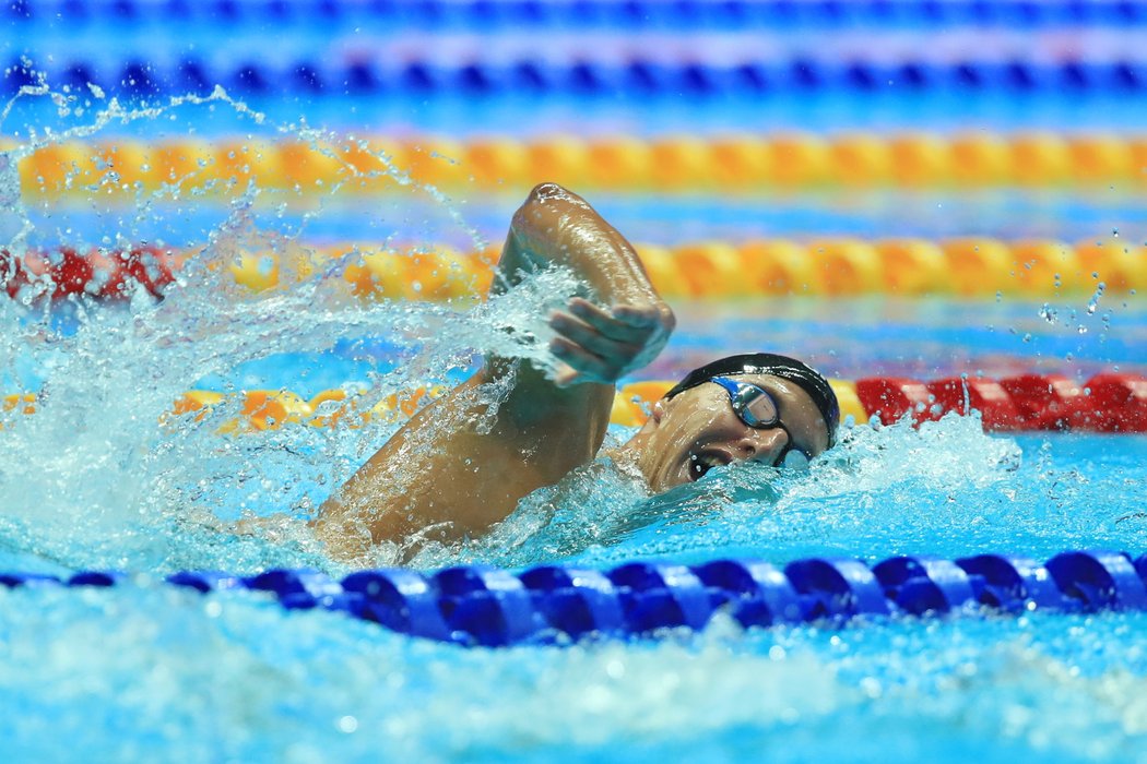 Jan Micka během závodu na 1500 m volným způsobem