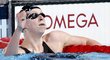 Katie Ledecká se raduje po svém dalším triumfu na plaveckém mistrovství světa