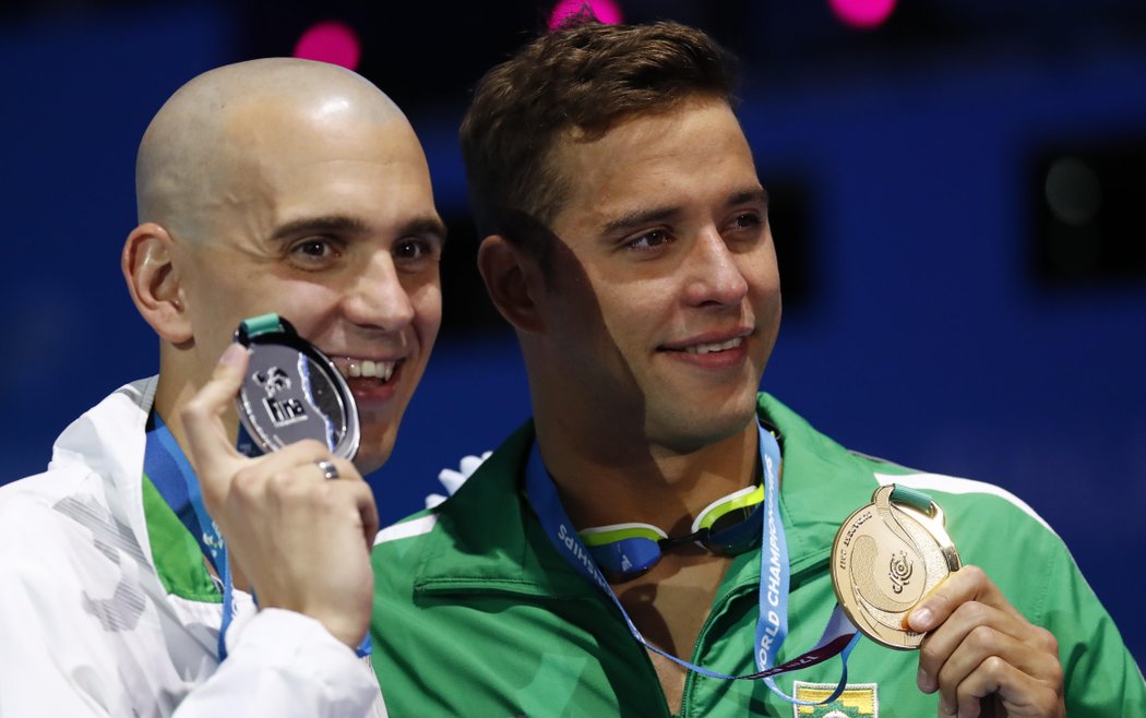 Zlatý Chad Le Clos s domácím plavcem Laszlo Csehem