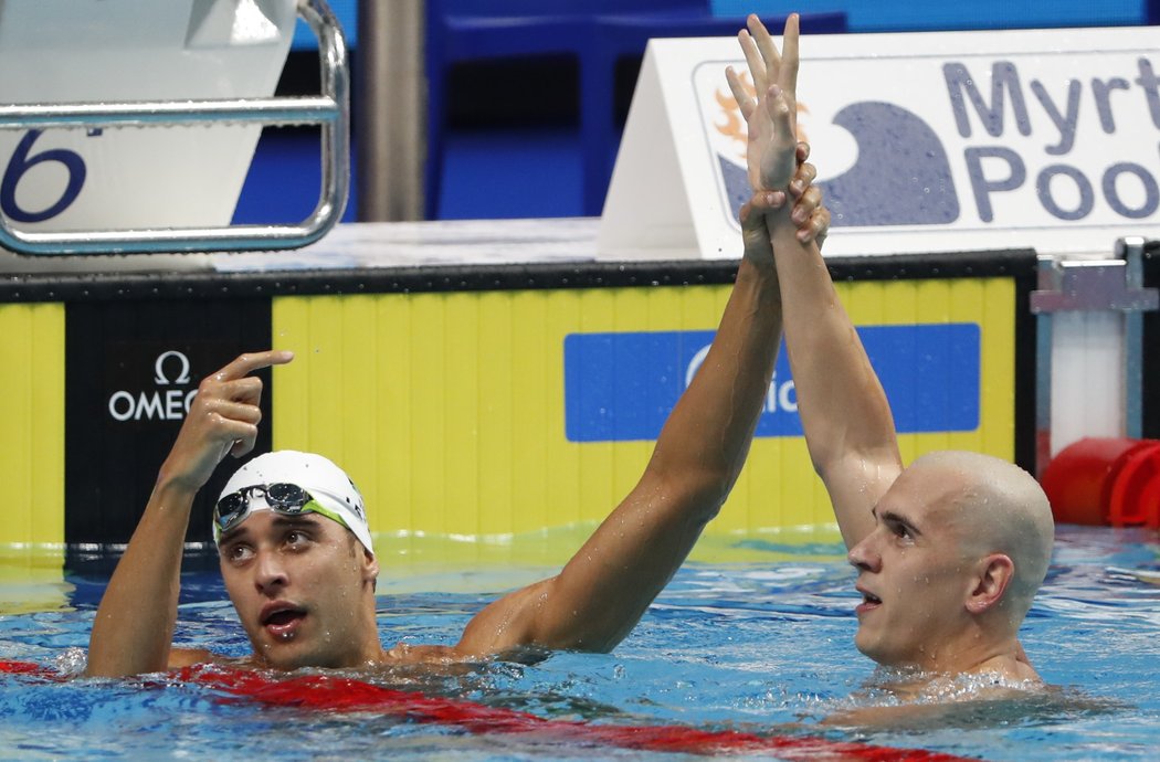 V bazénu soupeři, v civilu kamarádi. Laszlo Cseh (vpravo) a Chad Le Clos.