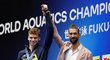 Legendární plavec Michael Phelps (vpravo) překonání svého rekordu Francouzem Léonem Marchandem přečkal s velkou grácií