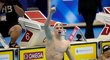 Francouzský plavec Léon Marchand oslavuje vítězství v závodě na 400 metrů a nový rekord