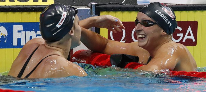 Americké plavkyně Katie Ledecká a Leah Smothová po finále na 400 metrů na MS v Budapešti