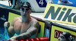 Britský plavec Adam Peaty oslavuje výhru