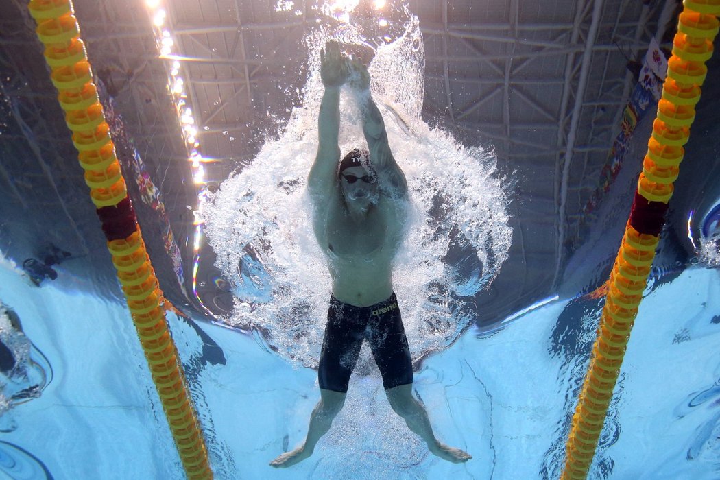 Britský prsař Adam Peaty na mistrovství světa v plavání překonal další světový rekord