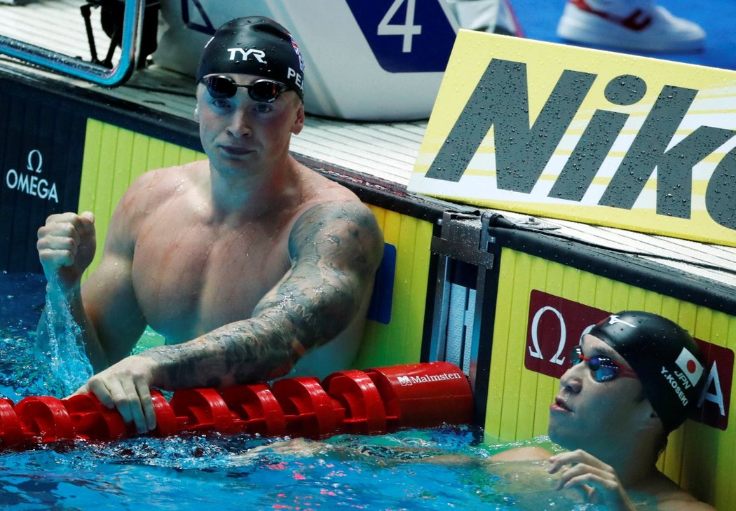 Britský plavec Adam Peaty oslavuje výhru