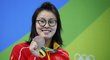 Dvacetiletá čínská plavkyně Fu Jüan-chuej se chlubí bronzovou medailí