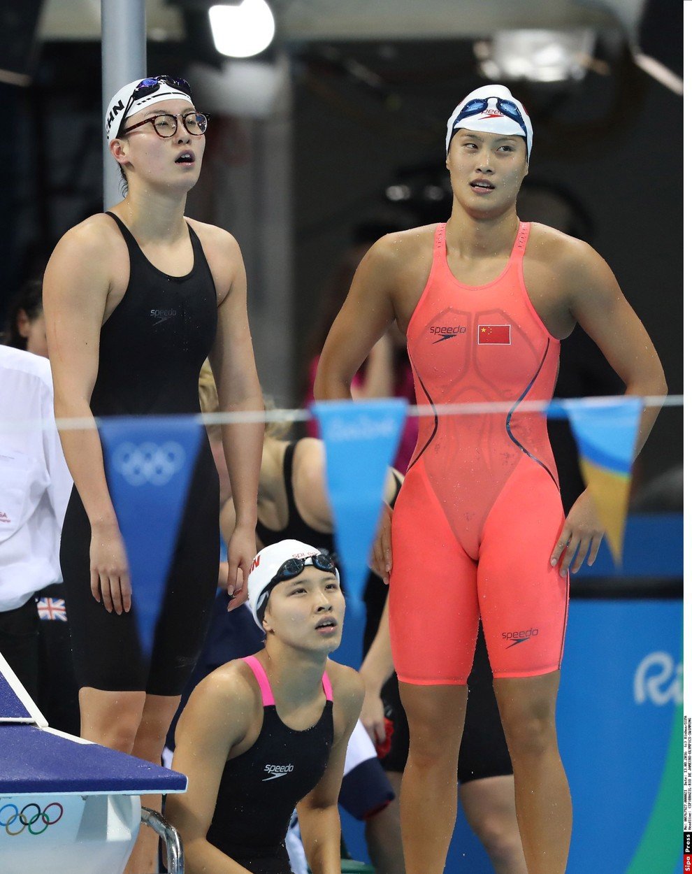 Čínské plavkyně po polohové štafetě na 4x100 metrů, Fu Jüan-chuej vlevo