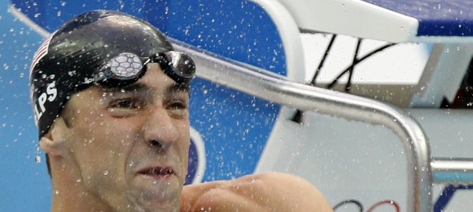 Vítězné gesto Michaela Phelpse po zisku sedmého zlata