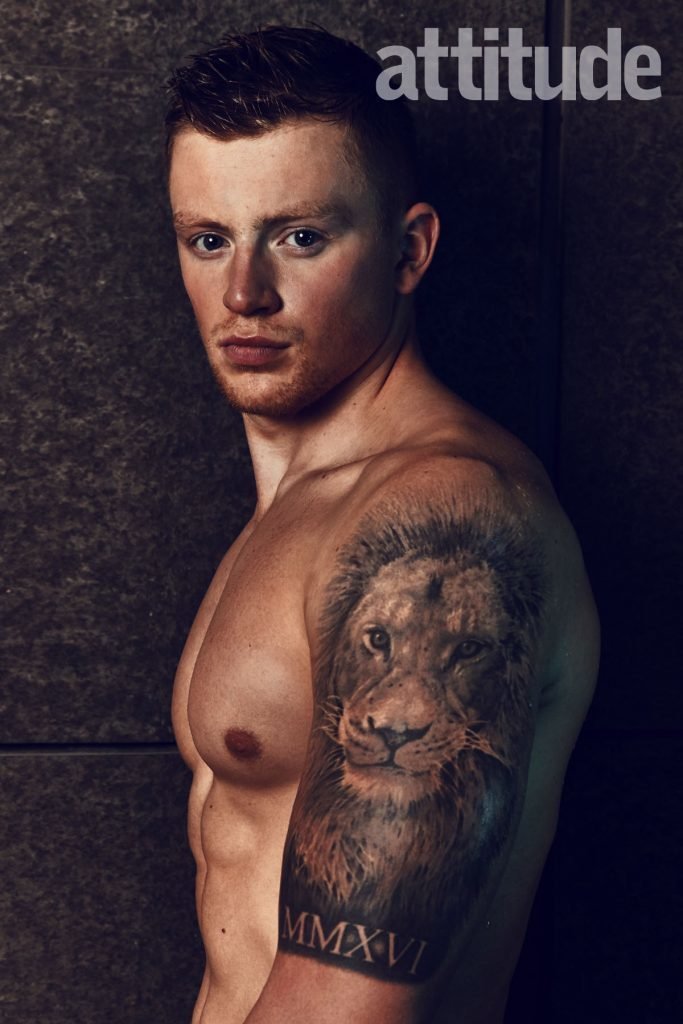 Plavec Adam Peaty bývá kvůli své postavě uctíván na webech pro homosexuály. Pro populární gay magazín Attitude před třemi lety nafotil v lázních fotosérii a poskytl mu rozhovor.