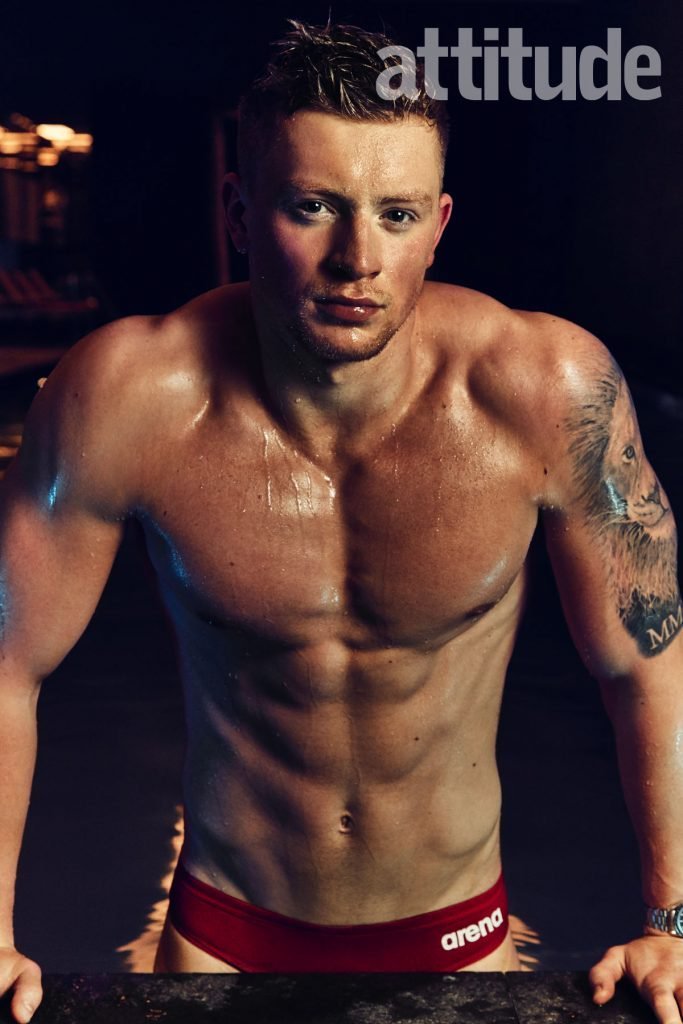 Plavec Adam Peaty bývá kvůli své postavě uctíván na webech pro homosexuály. Pro populární gay magazín Attitude před třemi lety nafotil v lázních fotosérii a poskytl mu rozhovor.