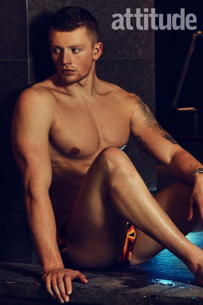 Plavec Adam Peaty bývá kvůli své postavě uctíván na webech pro homosexuály. Pro populární gay magazín Attitude před třemi lety nafotil v lázních fotosérii a poskytl mu rozhovor.