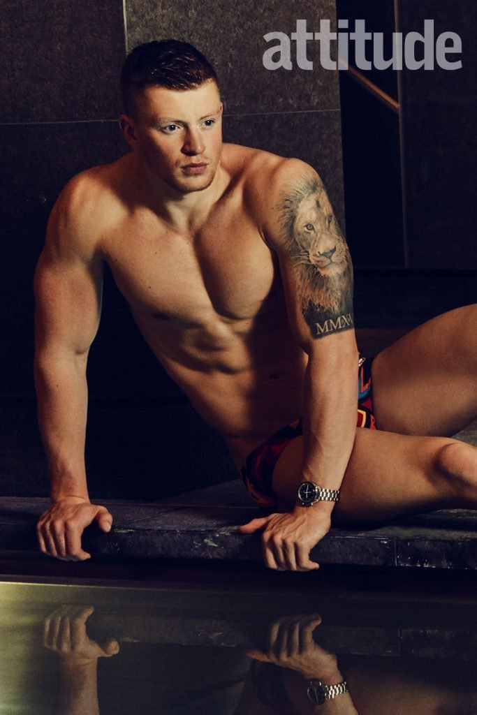 Plavec Adam Peaty bývá kvůli své postavě uctíván na webech pro homosexuály. Pro populární gay magazín Attitude před třemi lety nafotil v lázních fotosérii a poskytl mu rozhovor.