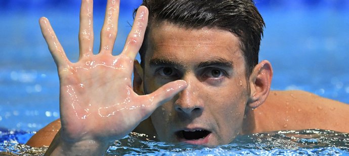 Michael Phelps velký úspěch ještě ve vodě oslavil zdviženými pěti prsty na rukou