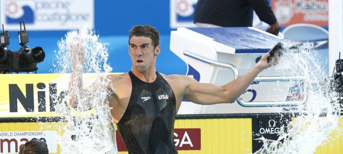 Michael Phelps slaví své vítězství a světový rekord