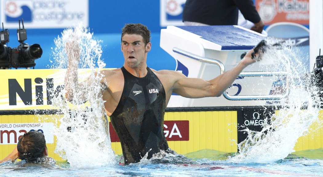 Michael Phelps slaví své vítězství a světový rekord