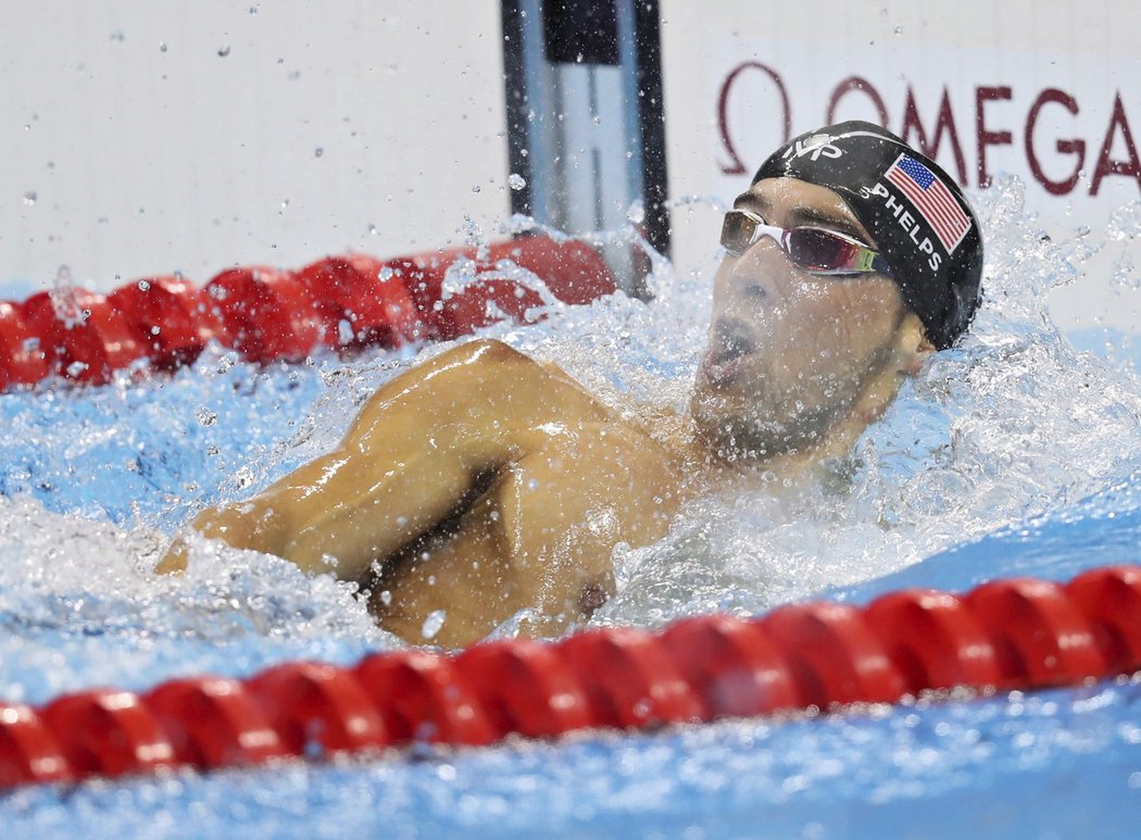 Michael Phelps vyhrává zlatou medaili na polohovce na 200 m.