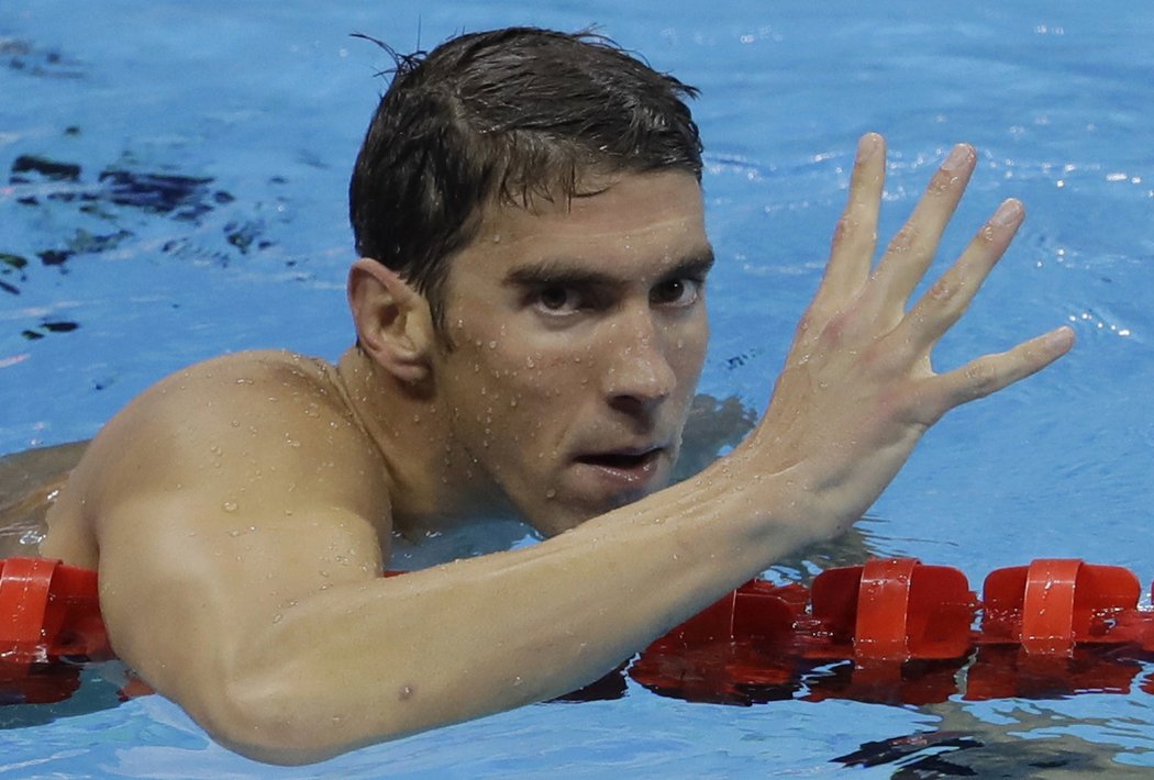 Michael Phelps vyhrává zlatou medaili na polohovce na 200 m.