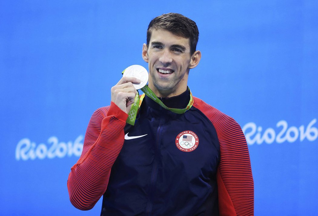 Michael Phelps se raduje i se zisku stříbrné medaile v závodě 100 m motýlek