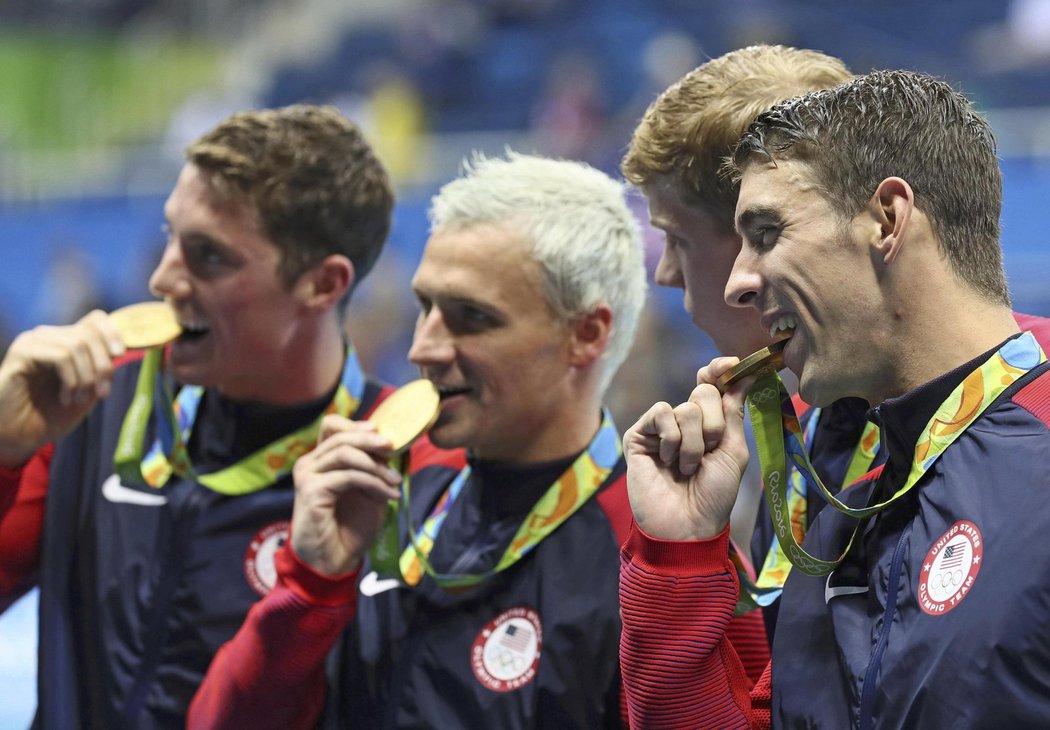 Michael Phelps vyhrál individuální závod na 200 metrů motýlek a s týmovými kolegy i štafetu na trati 4x200 metrů volným způsobem.